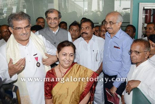 Warm reception to Padma Vibhushan Dr Veerendra Heggade  in Mangaluru 1